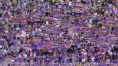 Οπαδοί της Φιορεντίνα έρχονται στο λιμάνι της Πάτρας για τον τελικό του Conference League