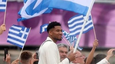 Αντετοκούνμπο: “Τη μέρα που με ρώτησαν αν ήθελα να είμαι σημαιοφόρος, είπα ότι θέλω να το κάνει ο αρχηγός μου, ο Κώστας Παπανικολάου”