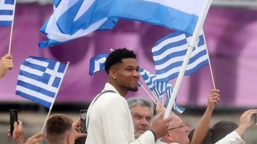 Αντετοκούνμπο: “Τη μέρα που με ρώτησαν αν ήθελα να είμαι σημαιοφόρος, είπα ότι θέλω να το κάνει ο αρχηγός μου, ο Κώστας Παπανικολάου”
