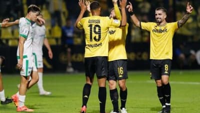 “Τρίμπαλο” από τον Άρη και ξανά στην κορυφή