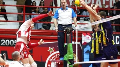 Oλυμπιακός – Φενερμπαχτσέ: Ένταση και προσωρινή διακοπή στο κλειστό του Ρέντη