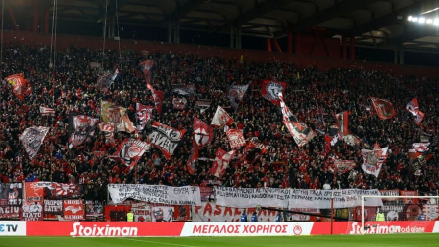 Ολυμπιακός: Σε απολογία προς τη ΔΕΑΒ για ανάρτηση υβριστικού πανό στο ντέρμπι με τον Παναθηναϊκό