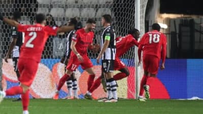 Δεν άντεξε και υπέκυψε ο ΠΑΟΚ των 10 παικτών, όλα θα κριθούν στον επαναληπτικό