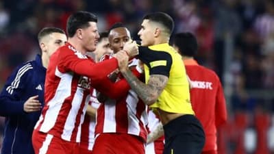 Ολυμπιακός – ΑΕΚ: Μεγάλη ένταση ανάμεσα στους παίκτες των δύο ομάδων μετά τη λήξη