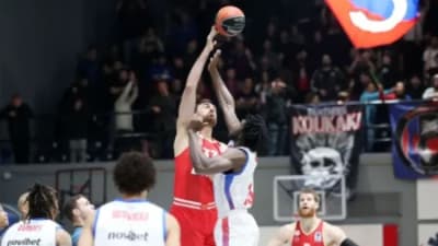 Πανιώνιος – Ολυμπιακός: Ένταση με τον κόσμο πίσω από τον πάγκο των “ερυθρολεύκων” και διακοπή
