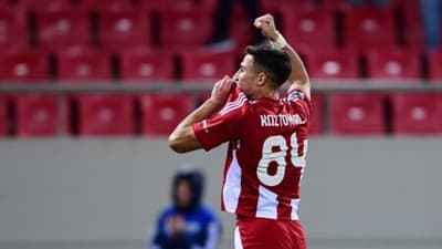 «Πόλεμος» για την… υπογραφή του Κωστούλα