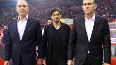 Με μία ώρα διαφορά στο Υπουργείο οι ισχυροί άνδρες των δύο αιωνίων