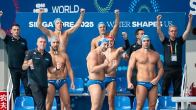 Mετά τις γοργόνες… οι ΜΑΓΚΕΣ: Χάλκινο μετάλλιο για την Εθνική ανδρών, διέλυσε τη Σερβία